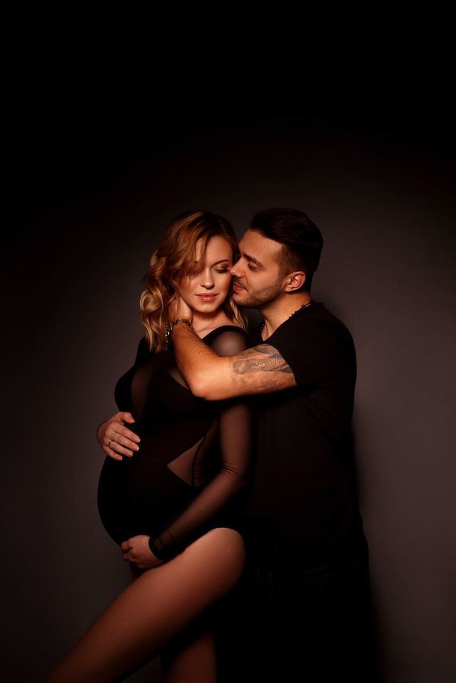 Фотосессия беременной с мужем в студии в Москве